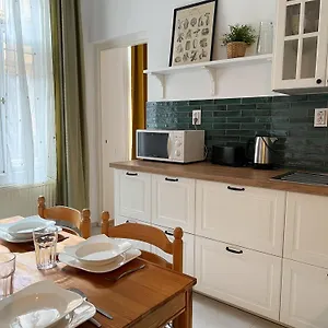 Large In Apartamento